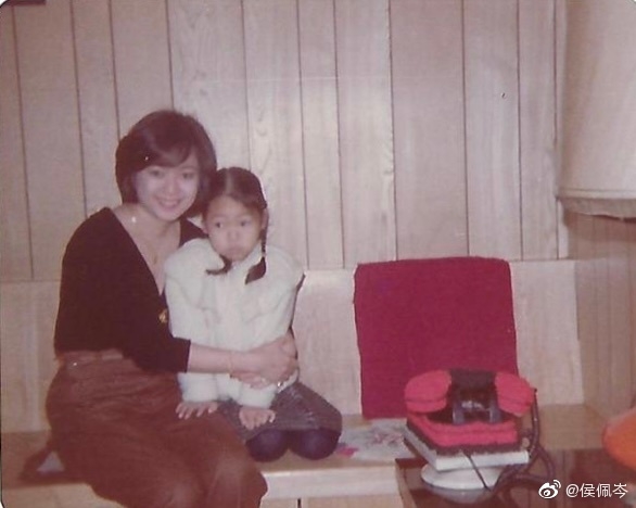 侯佩岑嘅媽媽林月雲係 70 年代嘅台灣著名演員,年輕時更被捧作電視台嘅當家花旦。