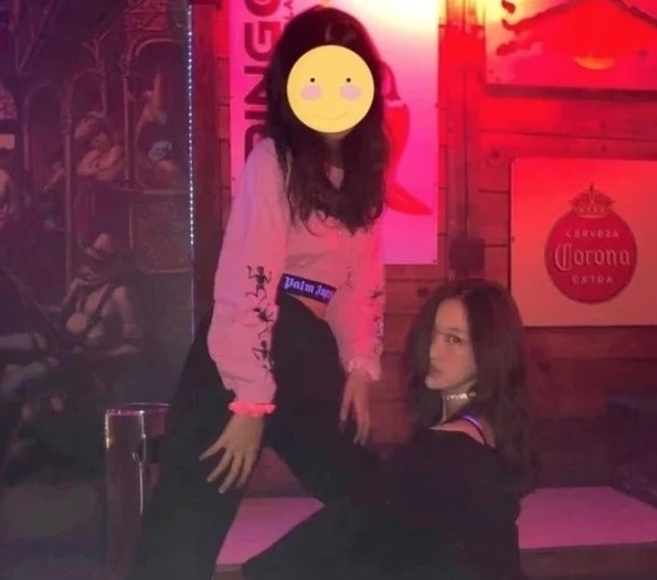 李嫣曾經公開過一張與同學合照,只因拍攝地點燈光比較暗,佢打扮成熟化咗妝,於是被質疑小小年紀就落夜店蒲。
