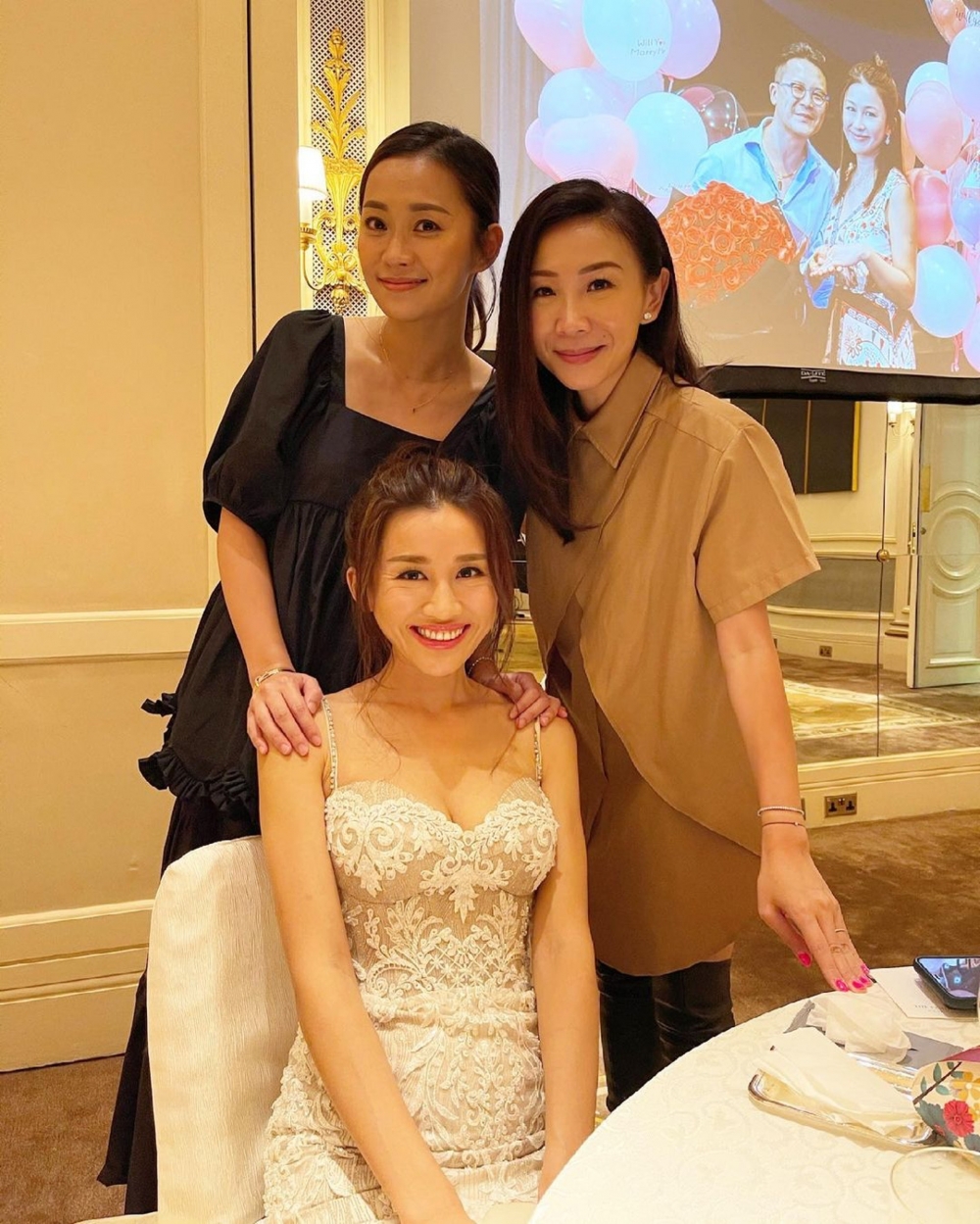 今年6月,二人罕有地同場出席好姐妹Gloria嘅婚禮!