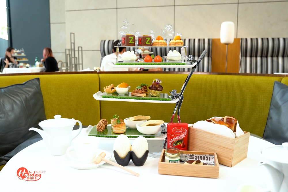 以三層架盛載12款鹹甜點，款款賣相精緻，可見酒店糕餅行政總廚Danny師傅的功架。