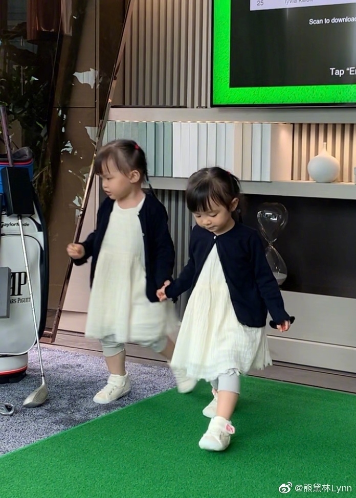 重心轉移到家庭嘅熊黛林不時都會喺社交平台分享生活點滴,當然晒得最多就梗係佢一對雙胞胎喇!