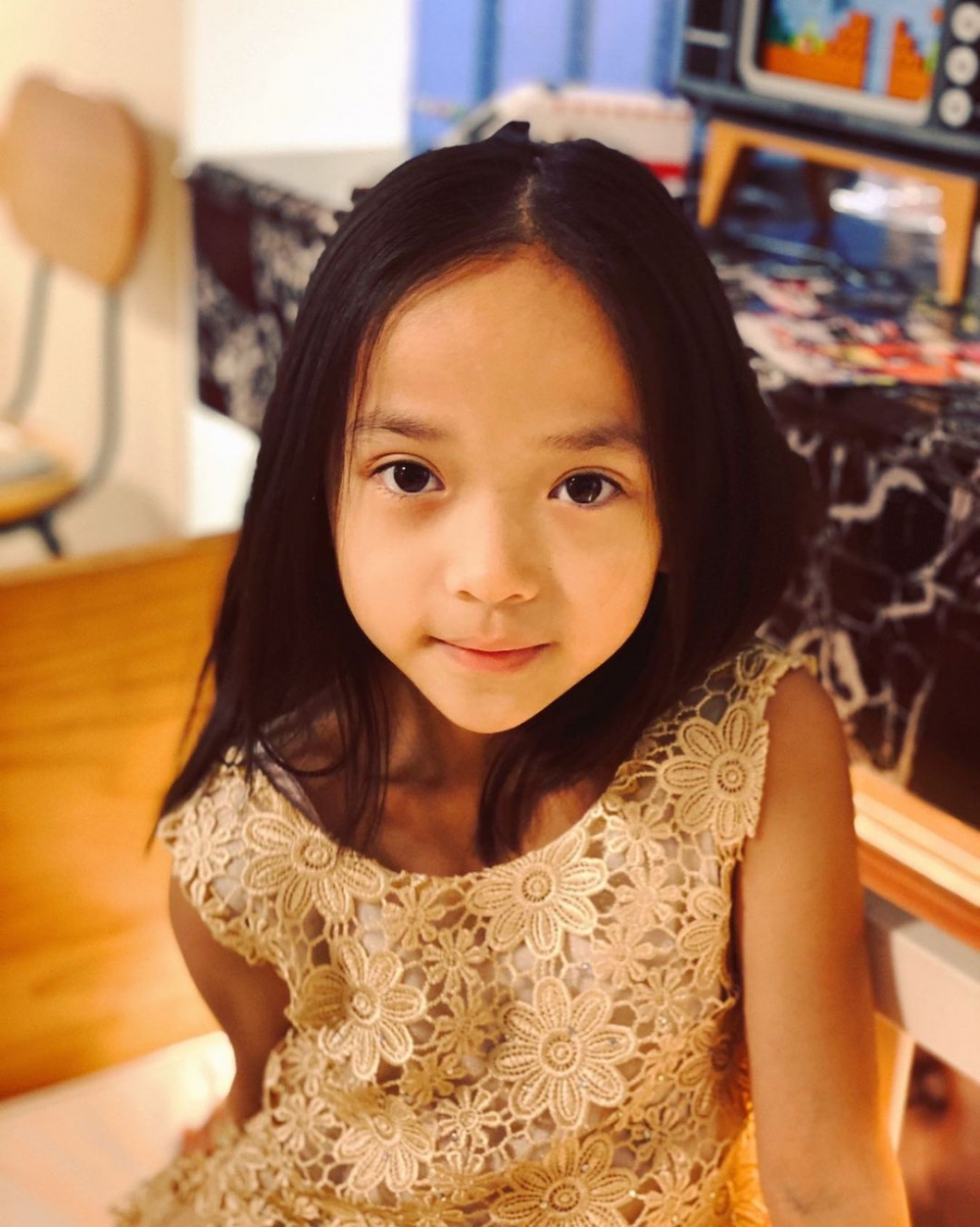 機機有明顯雙眼皮,眼大大,下巴尖尖,絕對係一名小美女