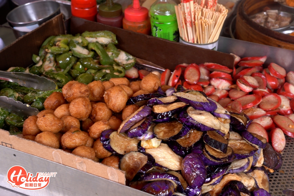 今時今日竟然還有煎釀三寶賣一蚊一件？位於葵興的合發小食可以說是遠近馳名，除了街坊經常光顧外，不少人亦特意跨區前來光顧，為的就是$1一件煎釀三寶，小店由兩夫婦經營，價錢好似時光倒流十多年般。