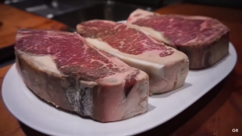 煎牛扒程序:慢慢解凍。