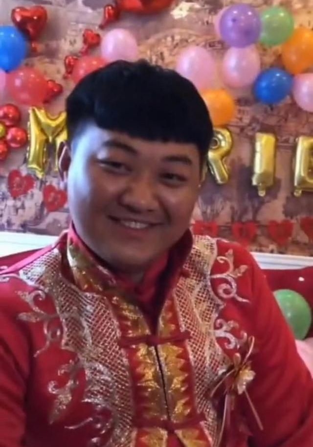女董事長嘅結婚對象係一名25歲嘅年輕人,仲係公司嘅一名打工仔