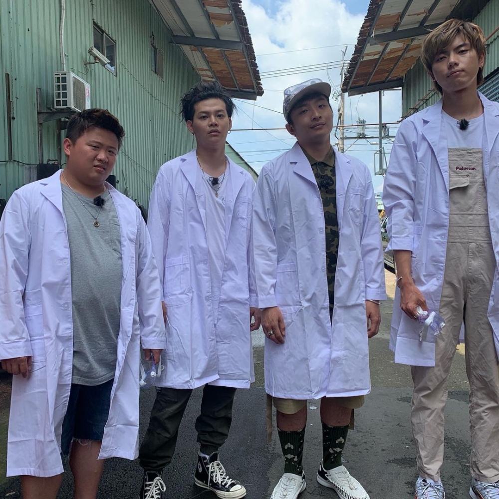 ERROR不忘搞笑本色,指佢哋可改名做「4隻白虎」。