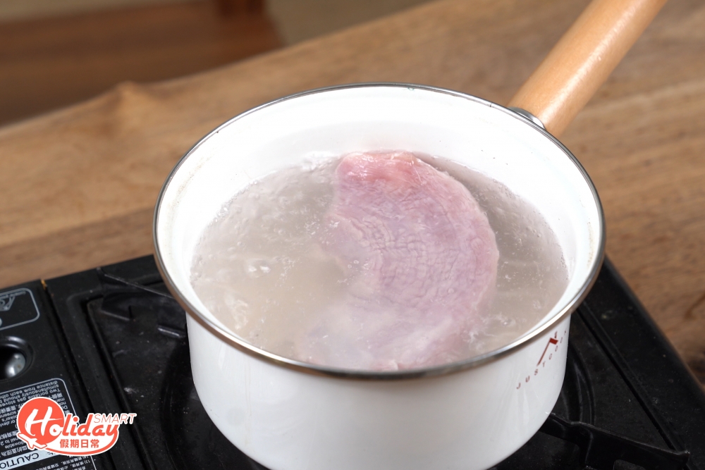 1. 先將瘦肉洗淨後汆水。