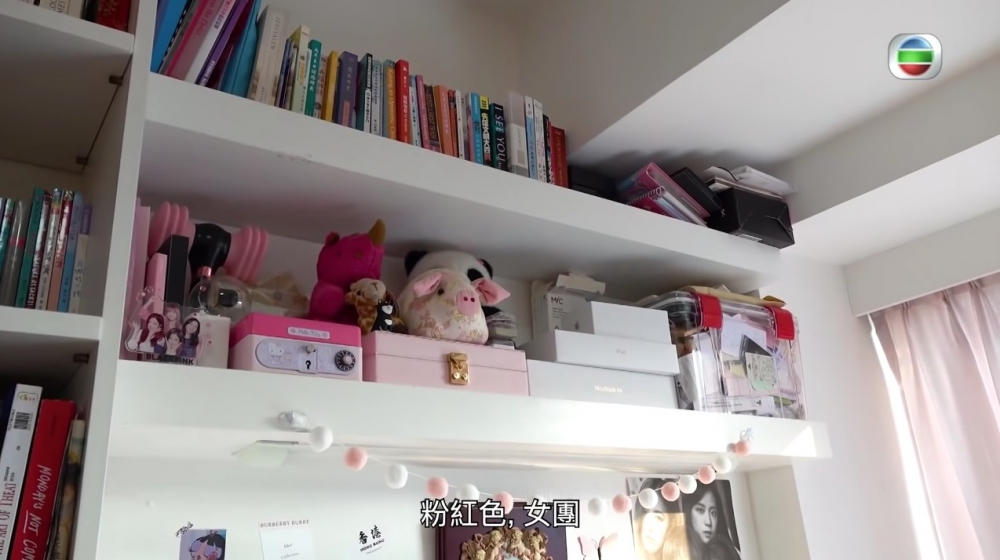 房間收藏唔少偶像嘅周邊