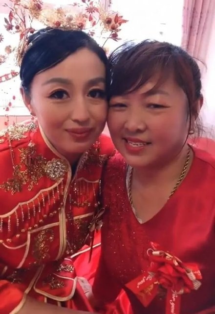 婚禮期間,奶奶亦早早出門迎接新抱,據知佢年齡比新娘仲細2歲,但兩人關係好好,不時深情相擁,婆媳合照好似姊妹咁!
