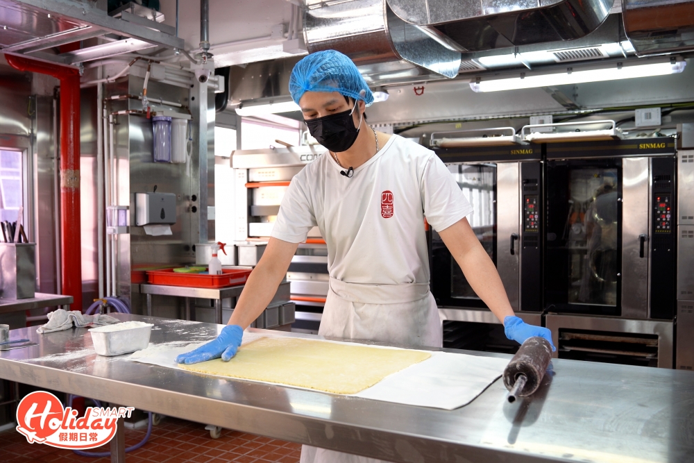 80後麵包師傅阿康入行超過10年,餅舖內的麵包及月餅都由他一手包辦。