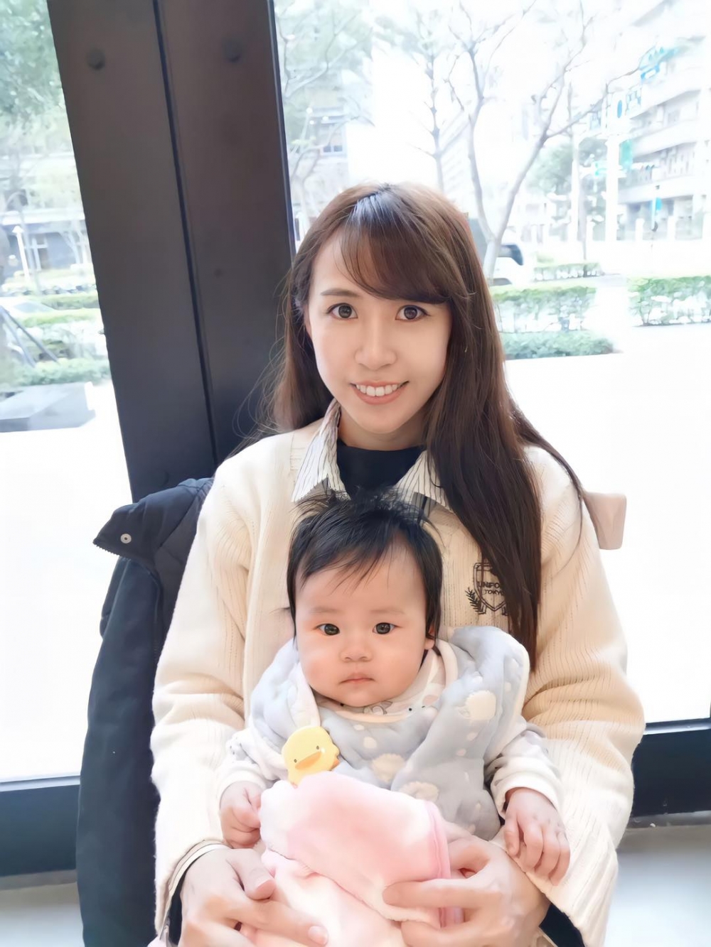 潔哥同老公「岳妹」喺高中時期就已經拍拖,交往18年後結婚,依家更生咗女兒