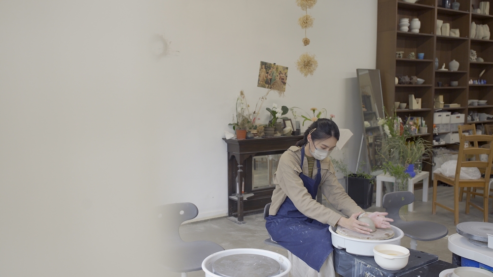 第一步先固定陶瓷泥在拉坯機上面，將陶瓷泥拉薄拉高壓平 ，整成想要的形狀，過程不算太難尚算易上手。