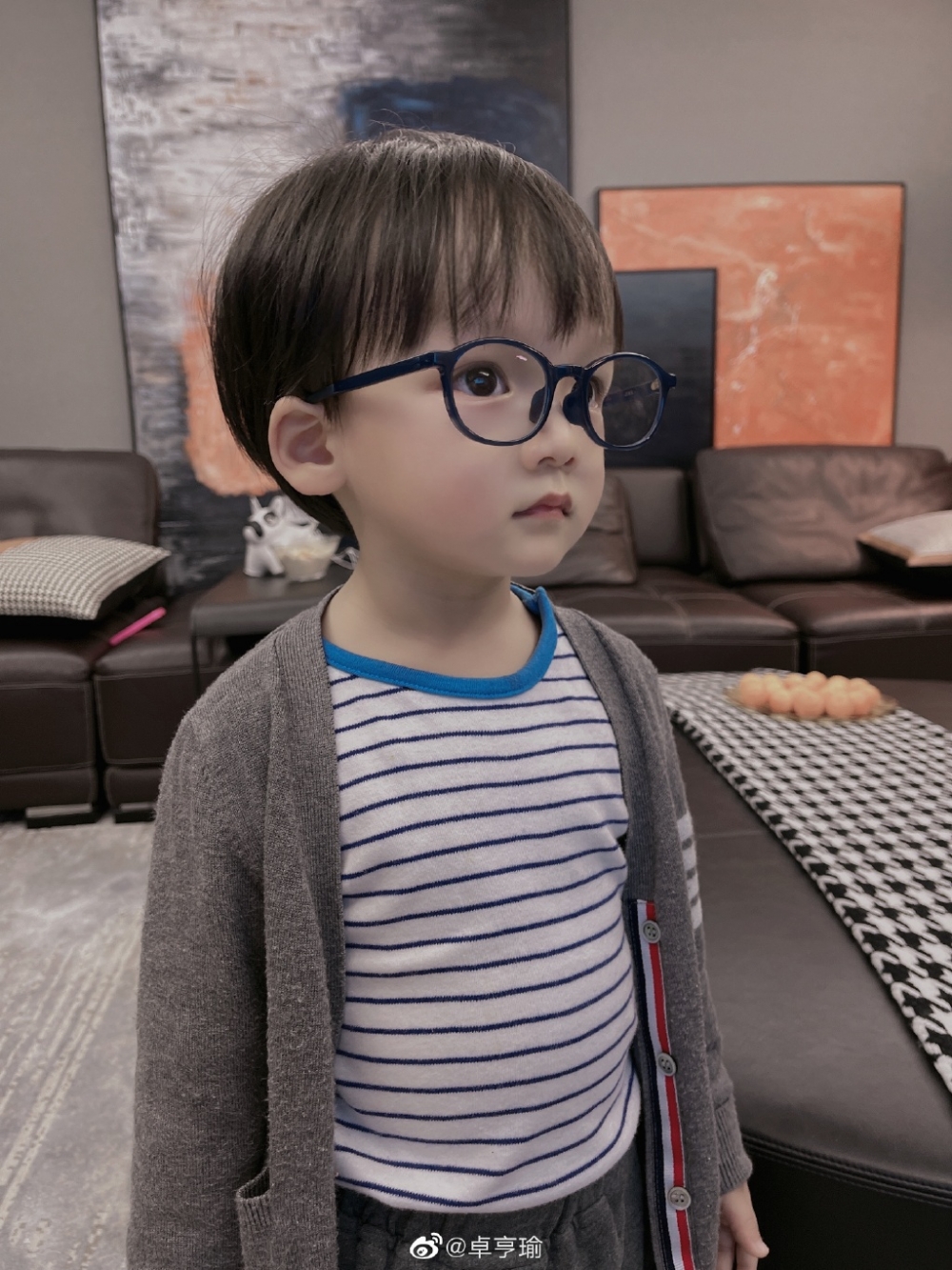 卓亨瑜仔仔眼大大都幾可愛,似乎側面反映佢並無整容。