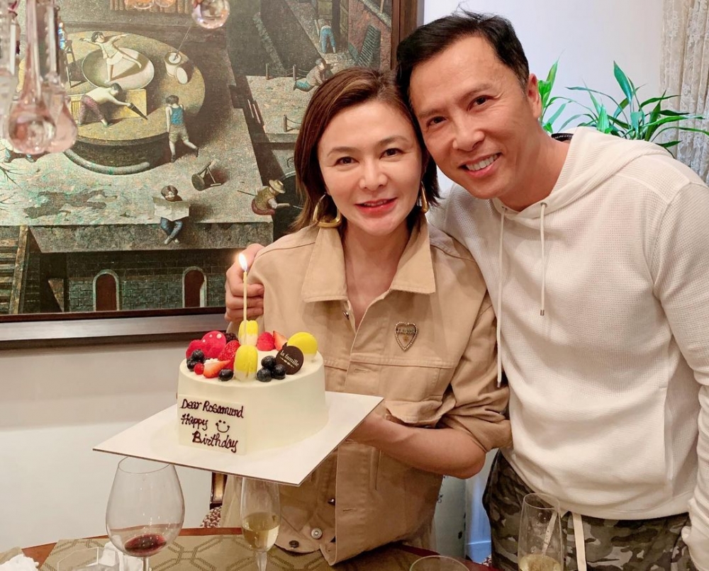 早年汪詩詩等好友為關之琳慶祝生日時亦公開過佢「零美顏」嘅照片