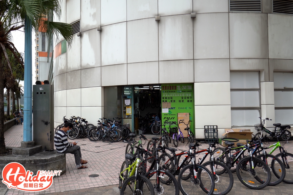 可以在逸東商場外的單車店租借單車