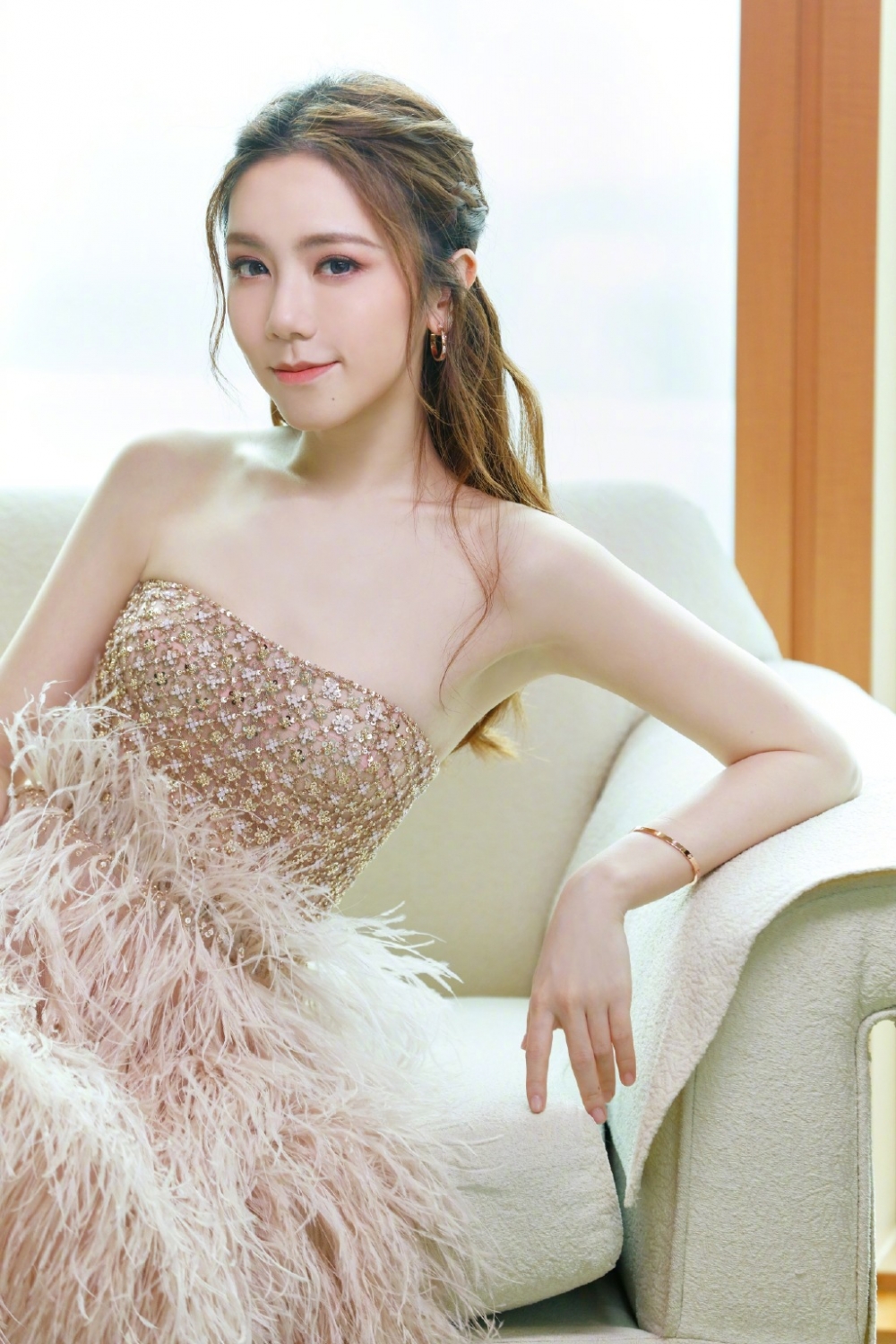 G.E.M.本人更忍唔住喺微博反白眼轉發