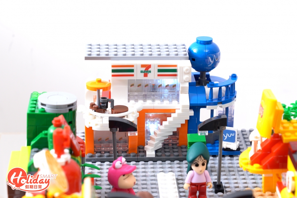 組合內附有LED燈仔積木，放入7-Eleven店舖，即可發光！