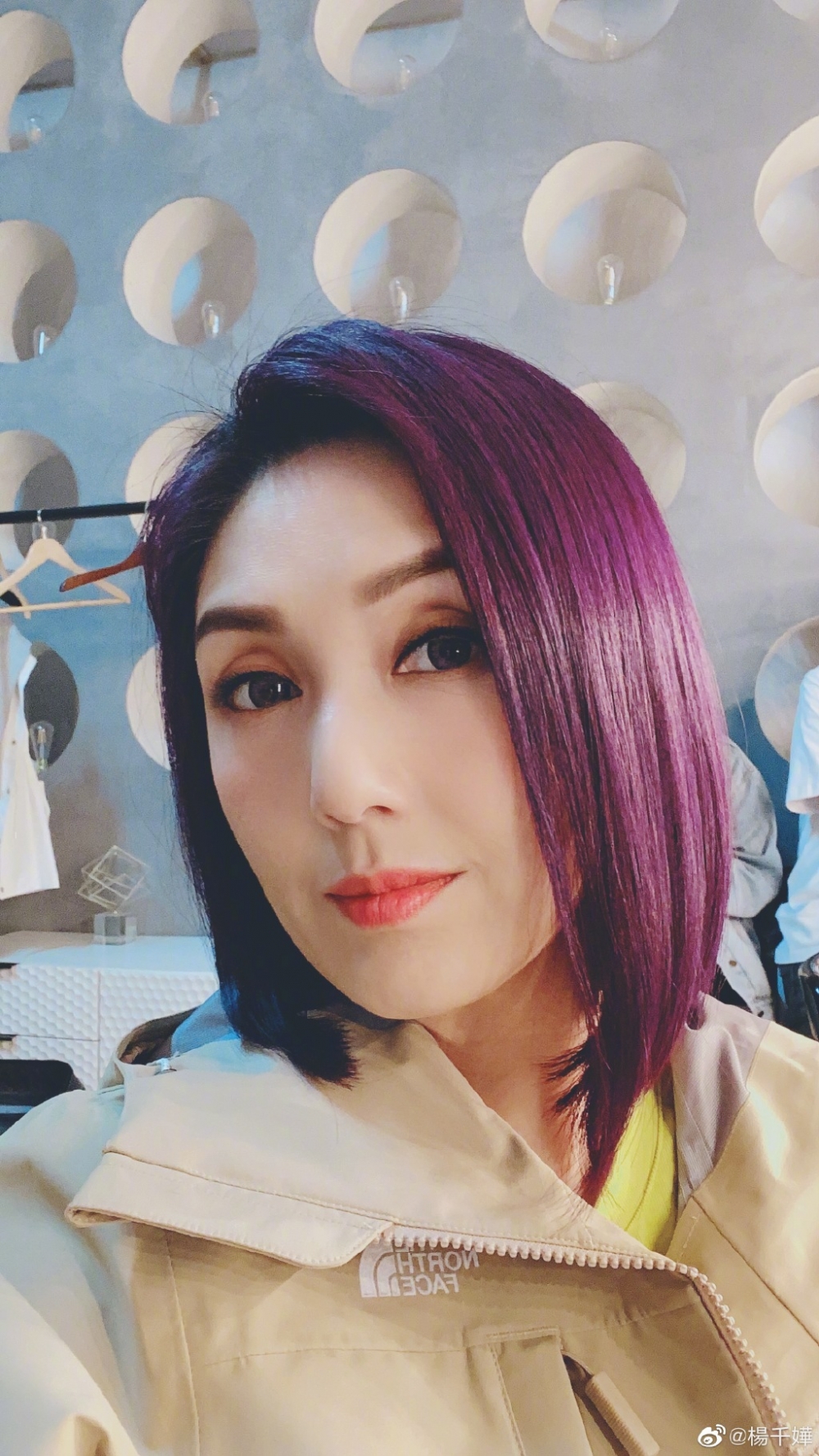 楊千嬅同老公、仔仔一家三口正在隔離，仍不忘拍片