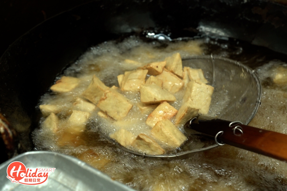 店員在舖頭內密密釀密密炸，所以即使是擺放出來的煎釀三寶都還是熱辣辣。