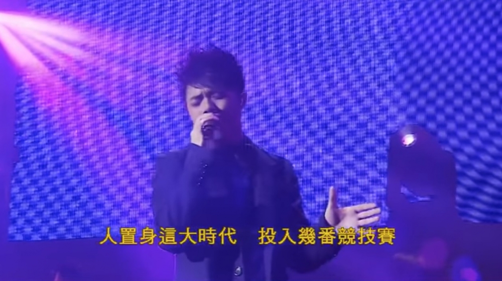 2013年喺周柏豪嘅live演唱會上邀請到《櫻花樹下》原唱軒仔上台,不過表現就被張敬軒比下去。