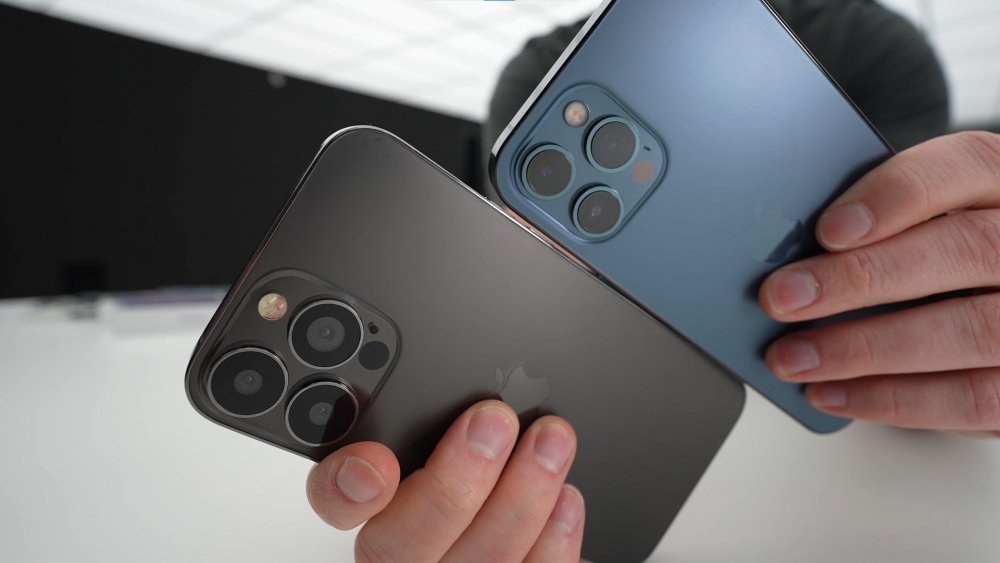 iPhone 13 Pro Max的廣角、超廣角及望遠鏡頭更大及突出。