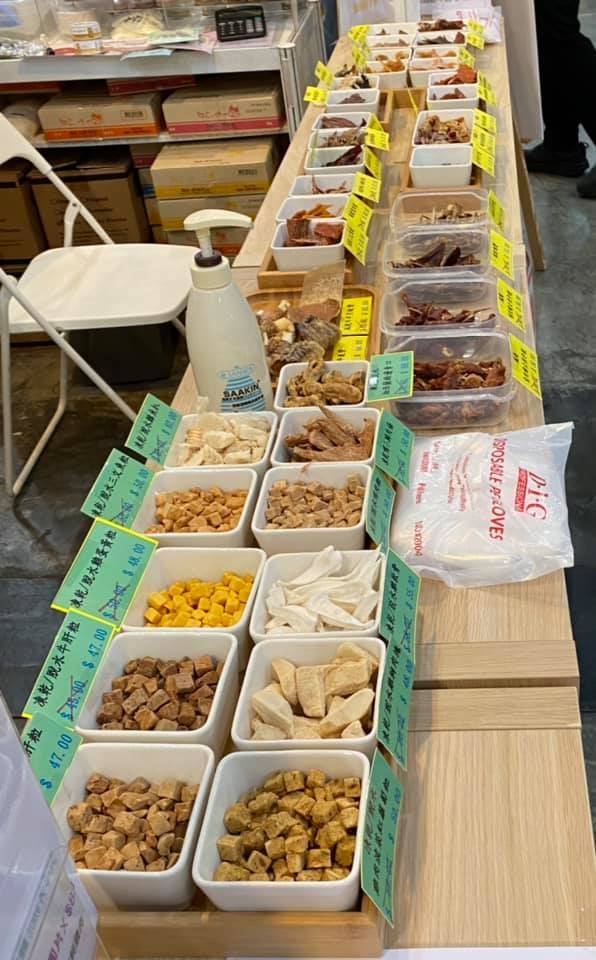 攤檔提供一系列寵物風乾及冷凍脫水小食試食放題,總共有35款,歡迎寵物任食。