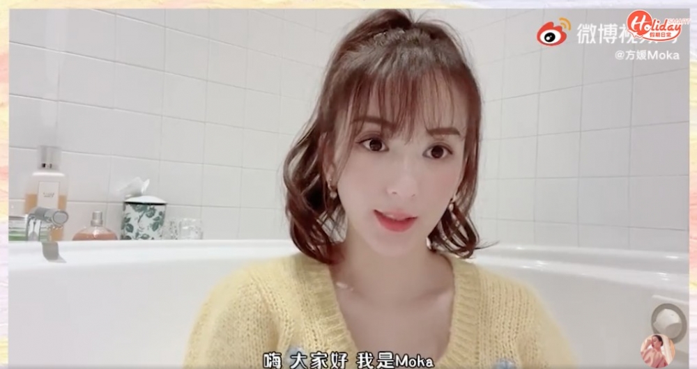浴室方面裝修簡單,浴缸好大,後面係白色磚牆