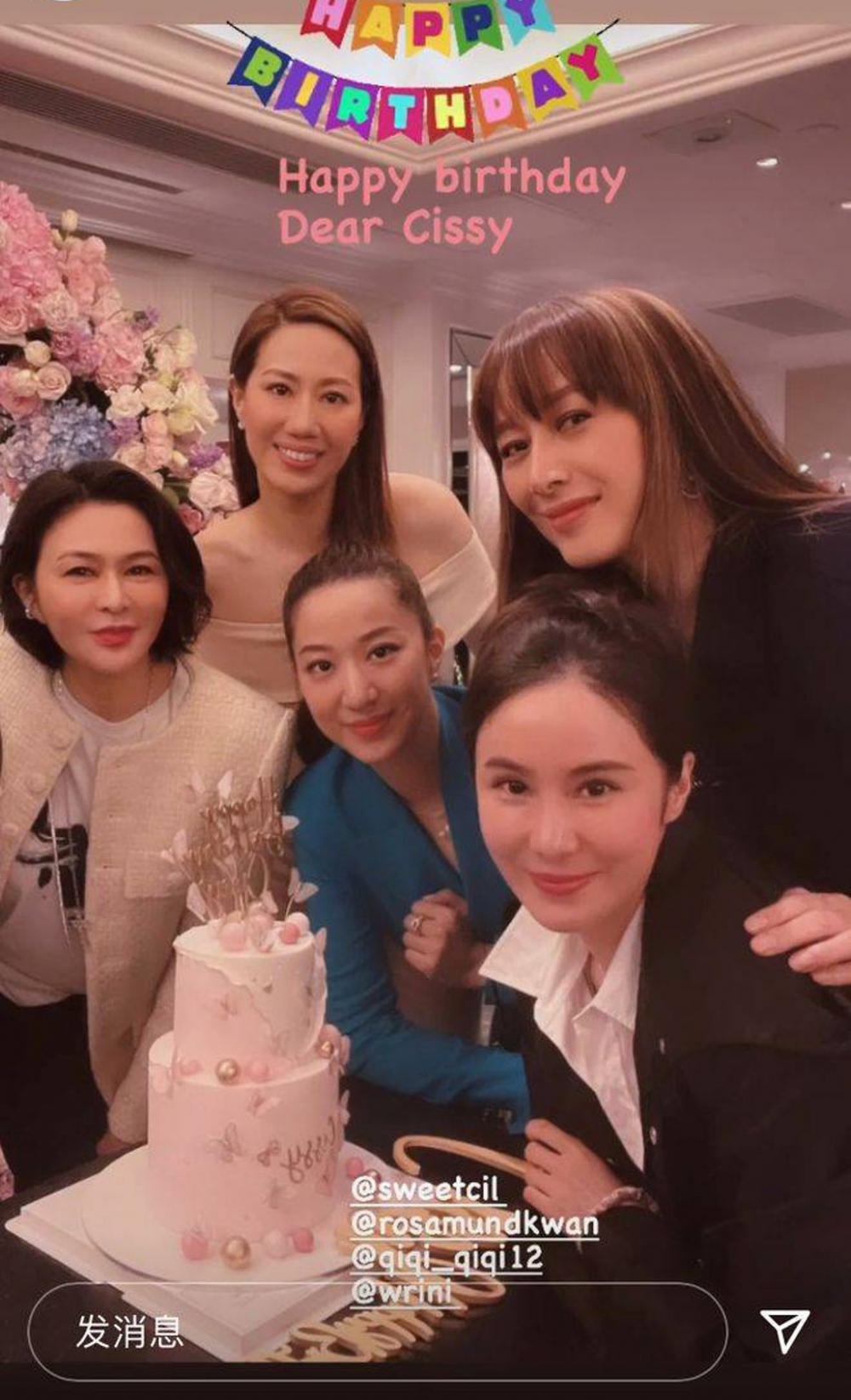 關之琳喺合照中明亮眼神不再,眼睛竟離奇「縮細」,而且面容顯得僵硬