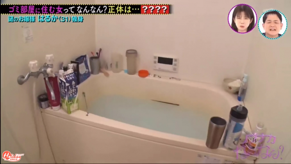 浴室嘅浴缸入面都仲有用過嘅沖涼水，水面上甚至仍飄住一隻筷子