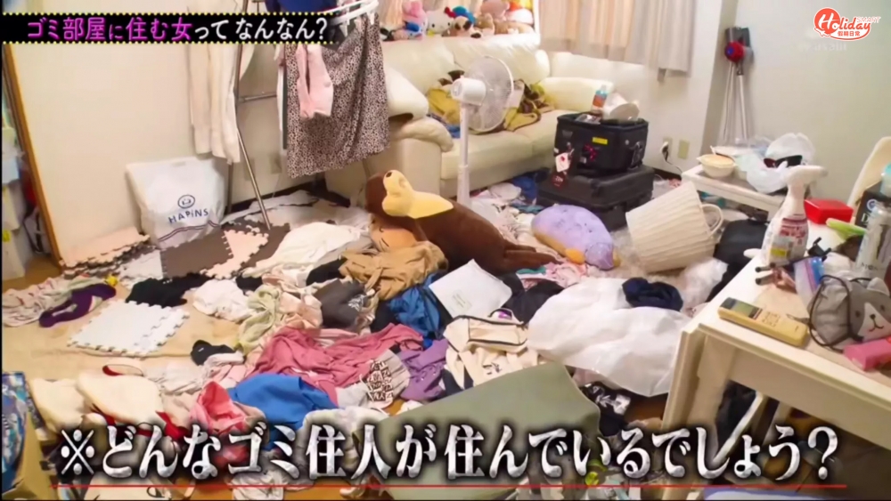 入面竟然係遍地垃圾，衣物堆晒喺地板