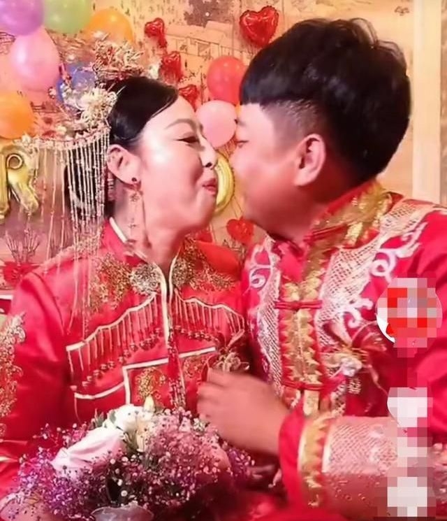內地一間婚慶公司喺網上分享咗一啲婚禮影片,片中新娘同新郎相差25年
