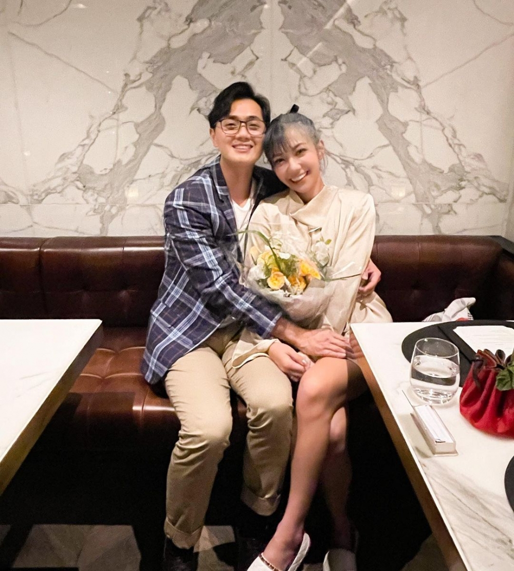 何雁詩指老公以前試過送百合同菊花畀佢,婚後肯為佢改變,轉送黃玫瑰