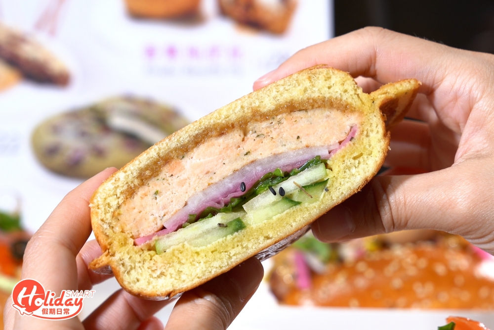 除了供應日式迷你熱狗外，還有手撕豬肉軟包及三文魚軟包，款式較少見。