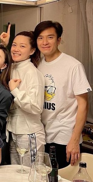 當日靚湯以素顏現身，佢雖然有眼袋，但皮膚好好！靚湯小鳥依人咁靠喺馬明身前，兩人糖黐豆咁企埋一齊。