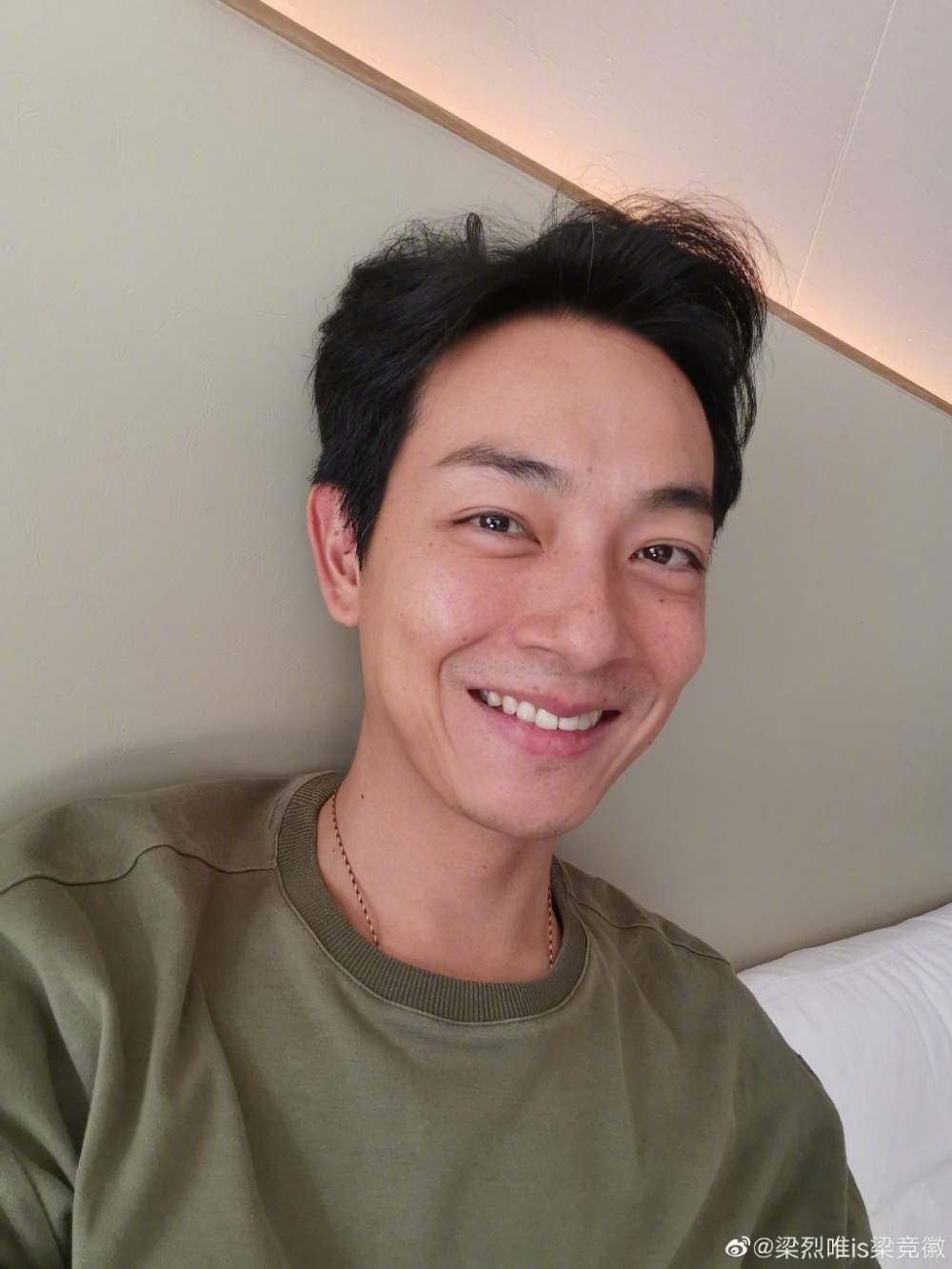 梁競徽近日突然喺微博晒出多對李寧鞋