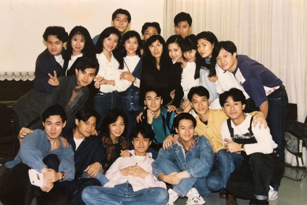 相片係30年前TVB藝員訓練班嘅大合照