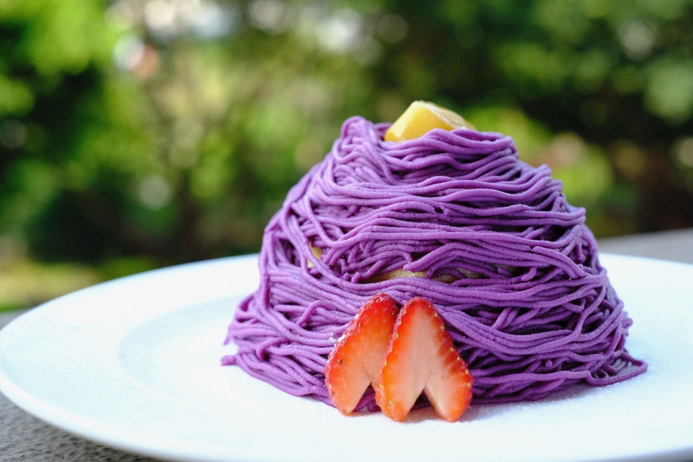 新店則有沖繩紫薯梳乎厘班戟，以紫薯打成茸狀，並加入Mascarpone芝士和少量蜜糖調味，再壓成約2mm的幼條，質感更軟滑。