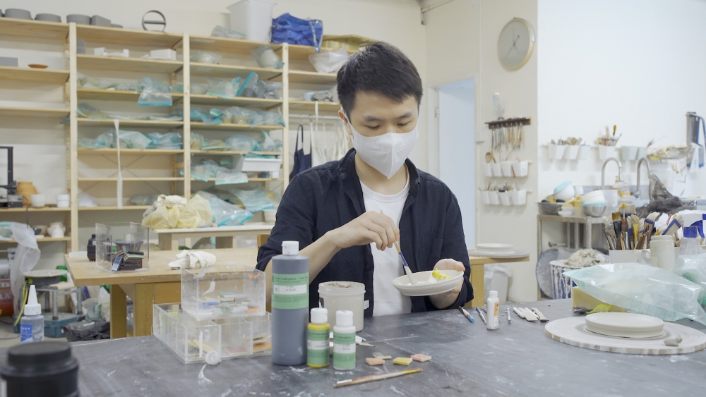 如果對自己的藝術天分沒信心，可以交由導師幫忙上色，亦可以選擇親力親為，在兩星期後再到工作室上色