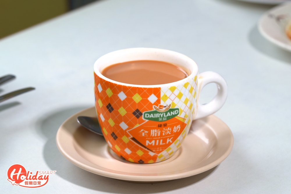 店內供應的絲襪奶茶，以傳統沖法，則是粗茶、中茶和幼茶三種茶葉混合提升層次感。