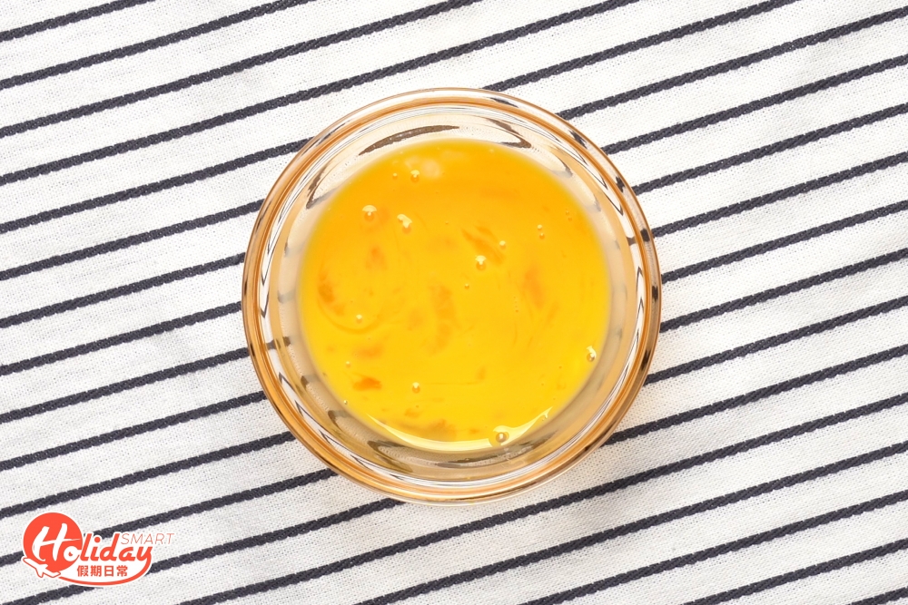 先打發雞蛋，加入上湯，蛋與上湯比例為1:1.5，混合均勻。