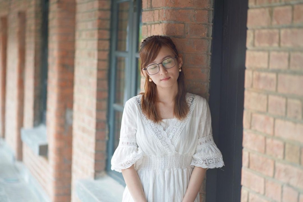 陳嘉倩著上白色連衣裙,打扮清純