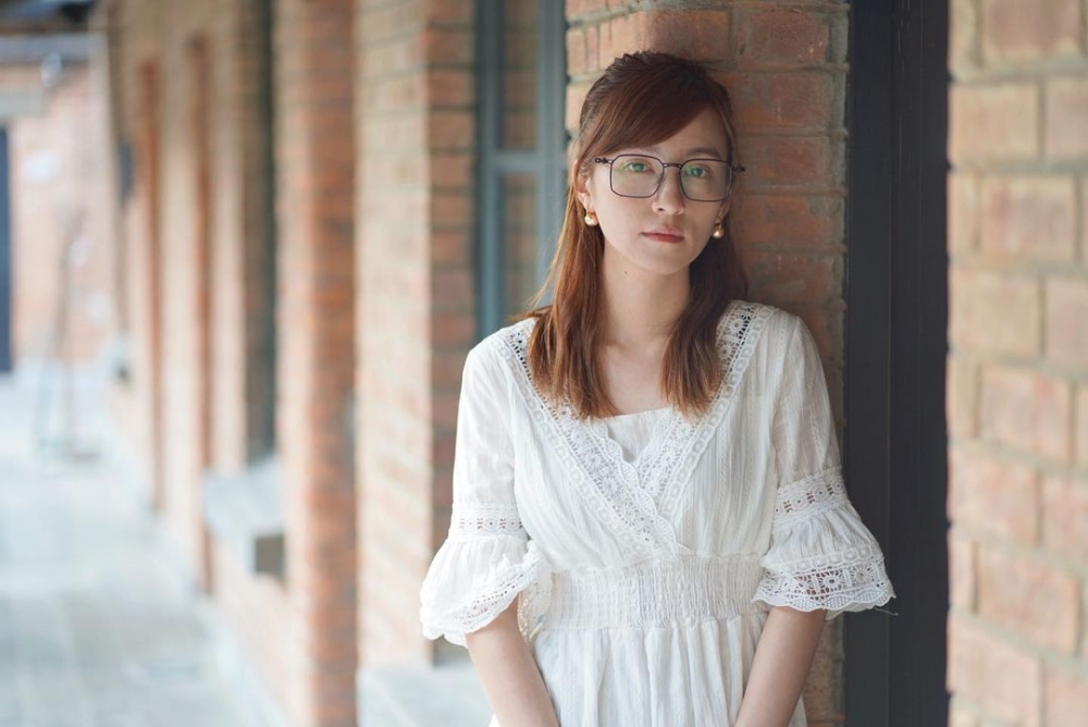 未施脂粉嘅陳嘉倩戴咗眼鏡,眼睛遠不如妝後明亮,雙目無神「電眼」大跌watt!