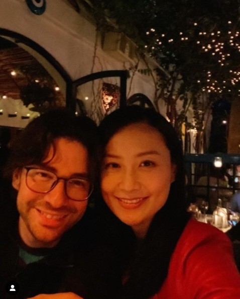 法拉同老公浪漫享受二人世界。