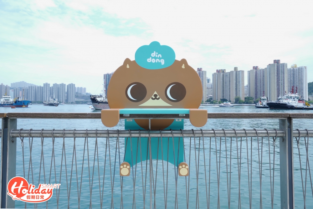 沿海圍欄加設24個欄杆桌，讓市民可放置隨身小物和飲品杯