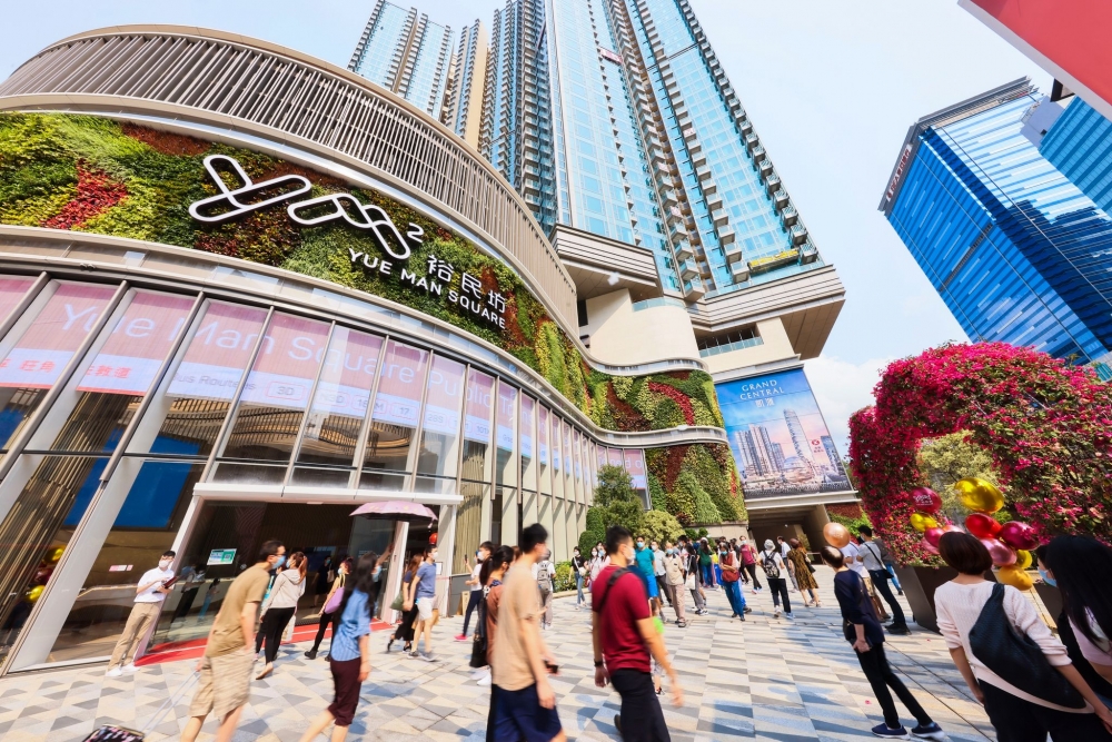 觀塘裕民坊Yue Man Square「YM²」佔地35萬平方呎，設有全港首個室内冷氣智能公共運輸交匯處，場內的「裕民市集」現已正式開幕。