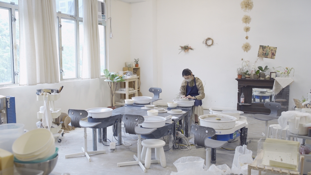 工作室位於火炭，佔地超過1,000呎，空間感十足，工作室裝潢偏日系簡潔風。