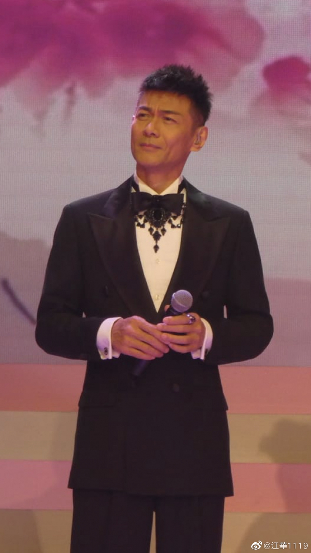 59歲嘅江華淡出娛樂圈多年，佢早年重回幕前