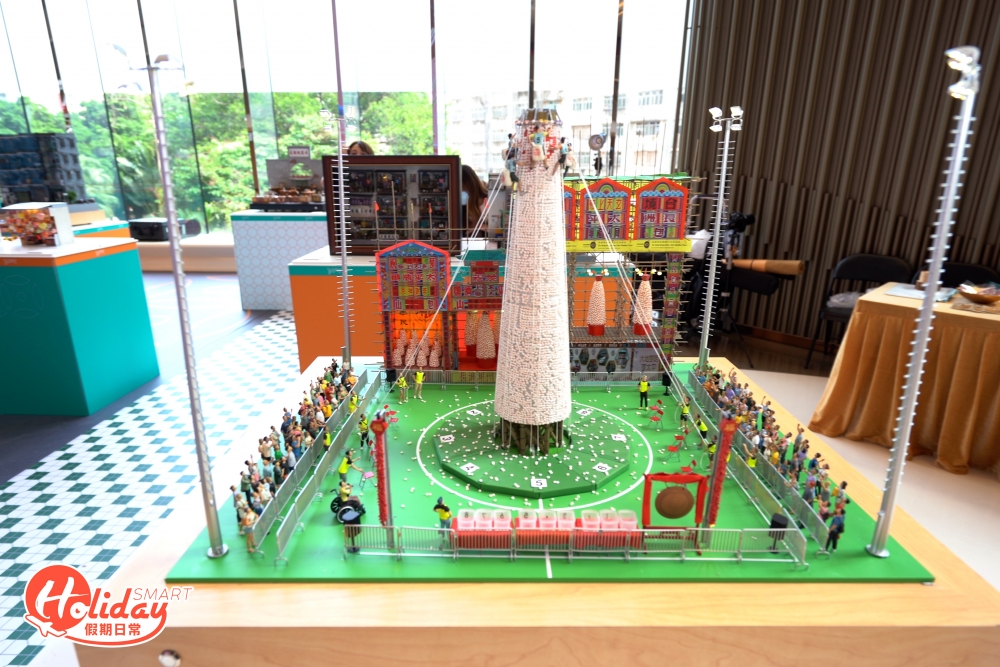 展出38件微型藝術品, 其中20件作品更是首次在香港亮相,包括手繪 6000個平安包的《長洲搶包山》、已經結業的香港經典電影取景地 《中國冰室》和《大澳棚屋》等。