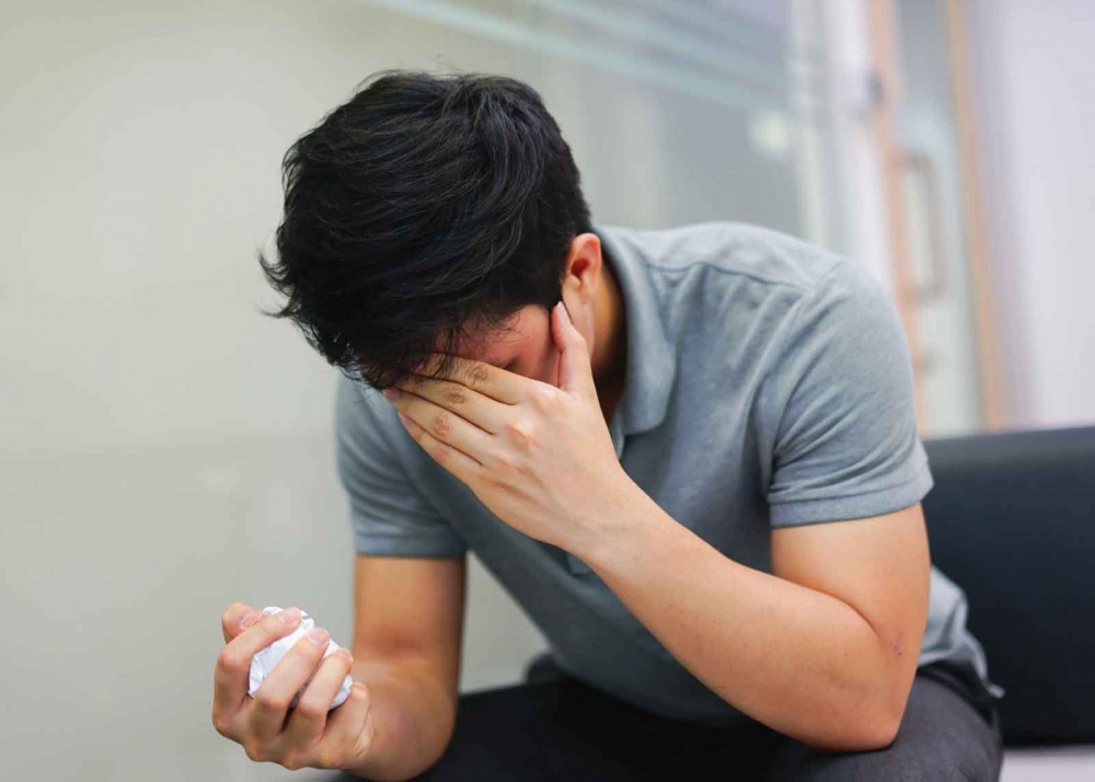 宿醉很唔舒服時,可以用冷毛巾敷額頭。
