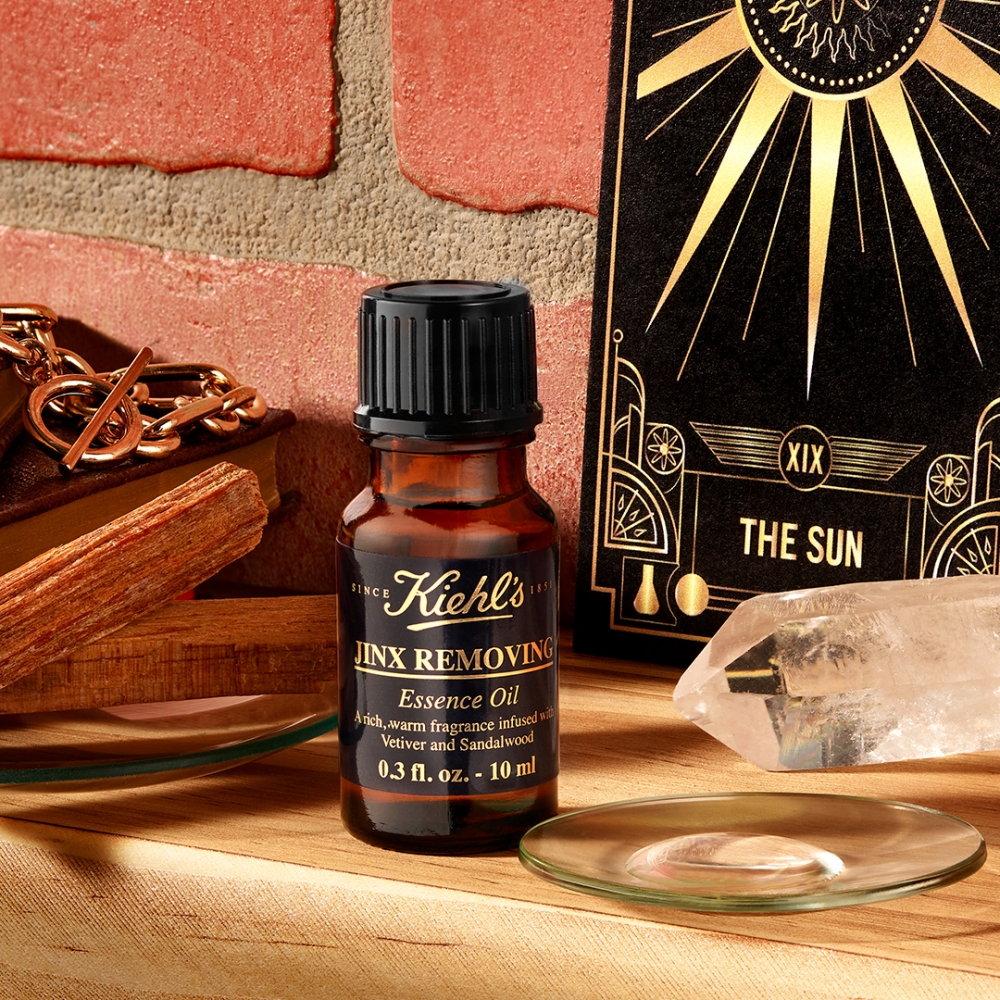 1920 年代愉悅木香精油(Jinx-Removing Essence Oil)非賣品 溫暖而感性的香薰,源自岩蘭草及檀香,獨特馥香為尋求新開始和追求個人自由的人而設。